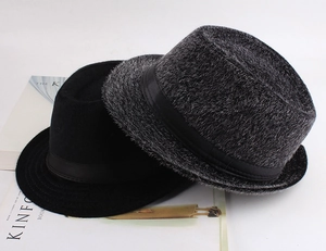 Détail de la texture laineuse de chapeaux fedora noirs et gris avec magazine Kinfolk