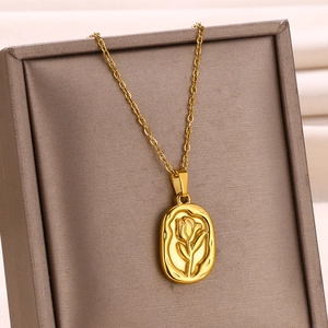 Détail du pendentif ovale plaqué or 18 carats avec un motif de rose en relief