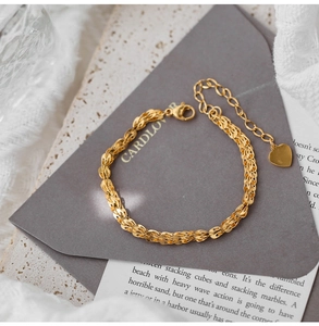 Dettaglio del bracciale vintage placcato oro 18K con motivo a coda di fenice e cuore