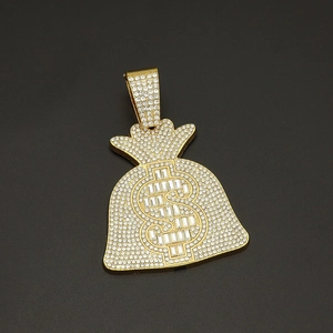 Gros plan d'un pendentif sac d'argent hip hop doré avec signe dollar serti de diamants