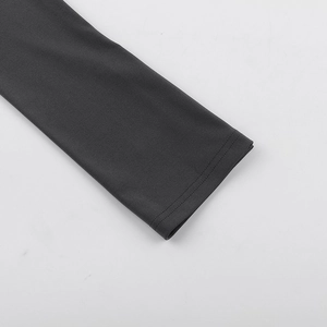 Vue macro détaillée des poignets à double couture et de la maille gris foncé sur la manche