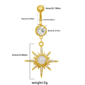 Goldenes Bauchnabelpiercing mit Sternanhänger und Opalstein auf weißem Grund