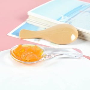 Gros plan de cuillères miniatures en ABS avec pulpe d'orange réaliste et texture crème