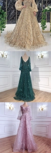Details luxuriöser Abendkleider mit Pailletten in Gold, Dunkelgrün und Malve aus Netzstoff