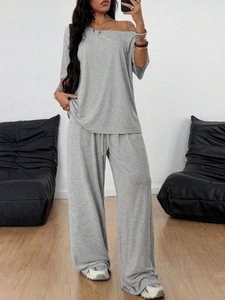 Detalle del conjunto de descanso gris de dos piezas con pantalón ancho y camiseta holgada