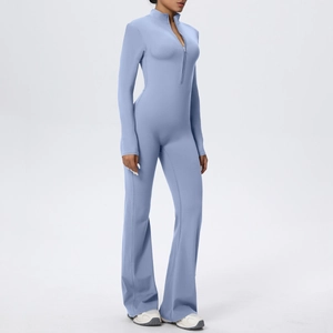 Détail du body de yoga bleu clair avec col montant zippé et manches longues ajustées