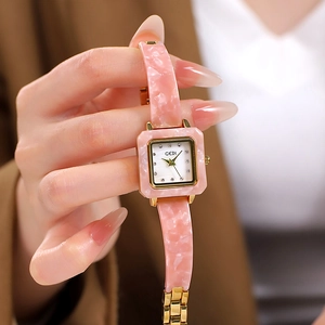 Elegante GEDI Quarzuhr mit rosa Marmor-Harzarmband und goldenem Armband für Damen