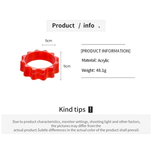 Dettagli del bracciale rosso in acrilico ondulato con diametro 9cm e peso di 48,1g