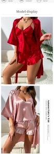 Dreiteiliges Satin-Pyjama-Set mit Camisole, Rüschen-Shorts und passendem Morgenmantel