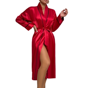 Eleganter langer roter Eisseide Bademantel für Damen mit schwarzem Besatz und Gürtel