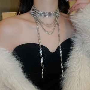 Dettaglio del girocollo multistrato in strass argento con frange brillanti pendenti