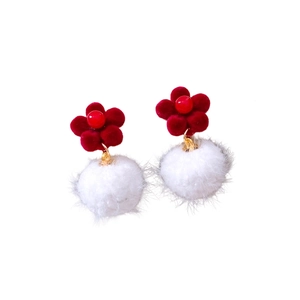 Blumenohrringe mit roter beflockter Blüte und weißem Plüsch-Pompon-Anhänger für Damen