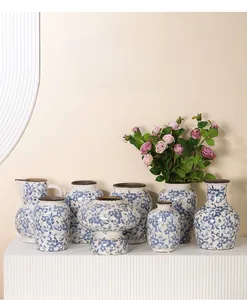 Dettaglio macro dei motivi in smalto craquelé blu e bianco su vari vasi in ceramica creativa