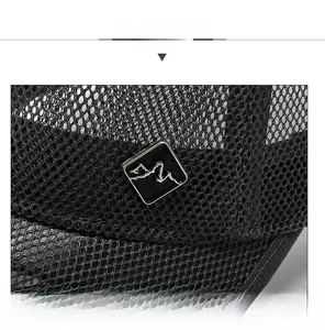 Détail du tissu en maille respirante et du logo de montagne sur la casquette noire
