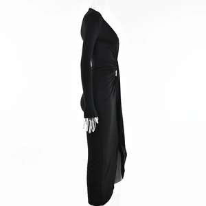 Vue latérale de la robe noire à manches longues avec taille froncée et fente élégante