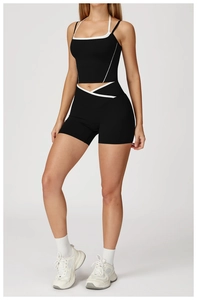 Détail du short de fitness taille haute avec ceinture croisée blanche en forme de V