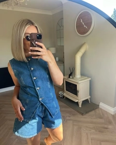 Détail du gilet en jean bleu avec boutons vintage et ensemble short en denim assorti