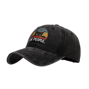 Casquette de baseball noire délavée avec chat rétro arc-en-ciel et texte Ew People