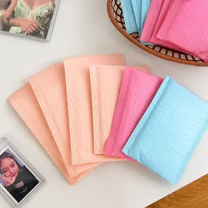 Thickened shockproof bubble mailers in pink and blue for safe product packaging
