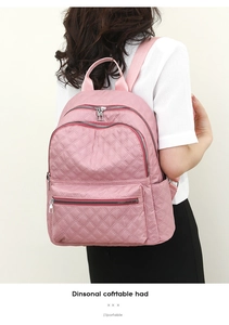 Detalle de mochila acolchada rosa con costuras de diamante y varios compartimentos