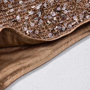 Détail du short marron à paillettes montrant les coutures fines et les paillettes