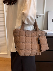 Sac fourre-tout matelassé marron élégant pour femme avec petite pochette assortie