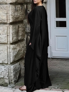 Détail d'une robe longue noire élégante avec un tissu plissé texturé de qualité