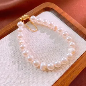 Bracciale di perle d'acqua dolce con chiusura magnetica dorata e catena di sicurezza