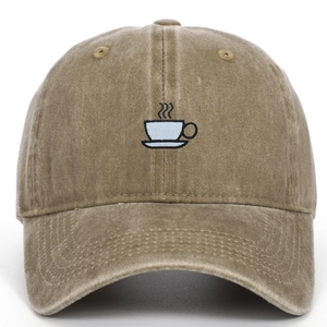 Gros plan détaillé de la broderie tasse à café sur casquette en coton délavé