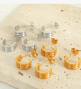 Détails des boucles d'oreilles triples en forme de C en acier doré et argenté sur pierre