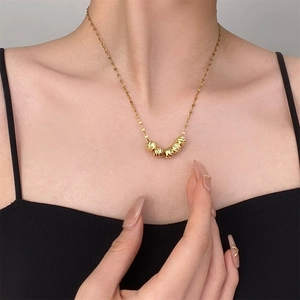 Collier élégant plaqué or 18 carats avec cinq perles de chance sur une chaîne fine