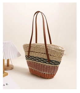 Détail du sac cabas en paille à rayures colorées avec ses bandoulières en cuir