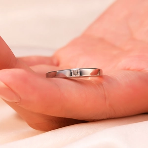 Classic S925 sterling silver ring with square princess cut moissanite on palm