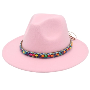 Détail d'un chapeau fedora rose avec perles ethniques colorées et ruban tressé