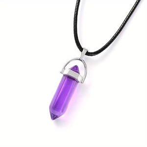 Vue détaillée d'un pendentif en cristal violet hexagonal avec un fermoir en métal argenté