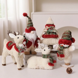 Graziosa collezione di peluche natalizi con renne, Babbo Natale e pupazzo di neve