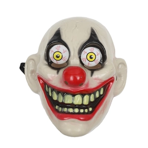 Gruselige Halloween Clown Maske mit blutigen Augäpfeln und breitem Lächeln auf Weiß