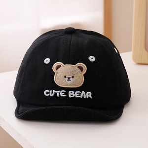 Détail de la casquette bébé noire à broderie ours et petits pois blancs mignons