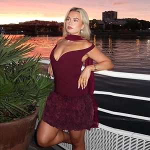 Robe de soirée courte bordeaux à épaules dénudées avec jupe fleurie 3D élégante