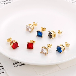 Set di orecchini a lobo in acciaio inossidabile dorato con zirconi colorati tondi e quadrati