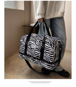 Détail du grand sac de yoga à motif zèbre avec compartiment à chaussures séparé en bas
