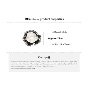 Vue détaillée du chouchou en dentelle montrant la texture et la taille de 24 cm