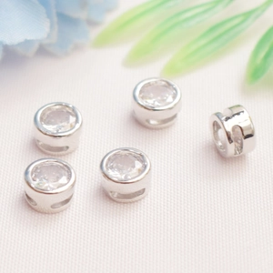 Detalle de cuentas de plata bañadas en oro 14K con circonitas para la creación de joyería DIY