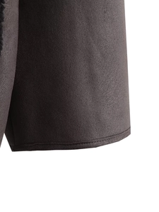 Détail de la texture épaisse du tissu marron foncé et des coutures de la veste chaude