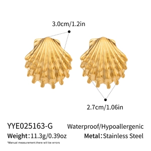 Detail view of 3.0cm shell-shaped stainless steel earrings with gold plating texture