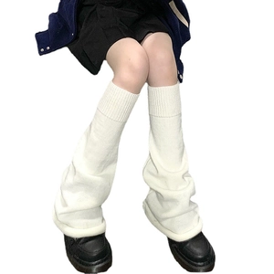 Thick white knitted leg warmers with ribbed texture for Y2K style and winter warmth
