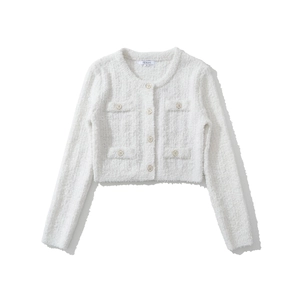 Dettaglio del cardigan in maglia bianca con bottoni dorati, quattro tasche e trama morbida