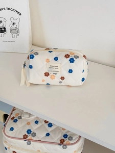 Gesteppte Kosmetiktasche aus Cord mit blauen Blumenmustern und Schleifen-Reißverschluss