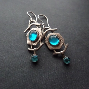 Boucles d'oreilles vintage en argent hexagone avec incrustations de pierre de lune bleue
