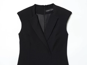 Dettaglio dell'abito blazer nero smanicato con colletto a rever ed etichetta taglia S